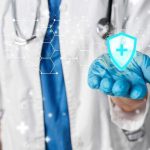 Médico segurando um escudo em sua mão