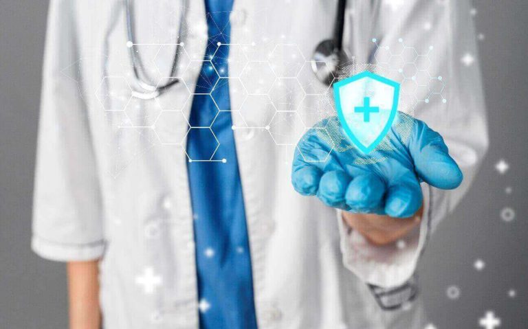 Médico segurando um escudo em sua mão