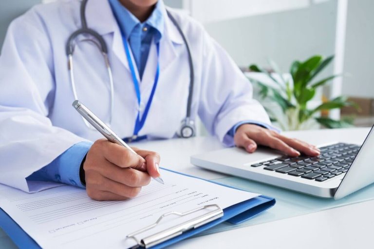 Profissional Médico preenchendo um formulário - Santolin Seguros