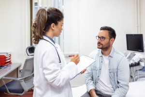 medico avaliando paciente para seguro de responsabilidade medica