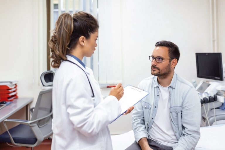 medico avaliando paciente para seguro de responsabilidade medica